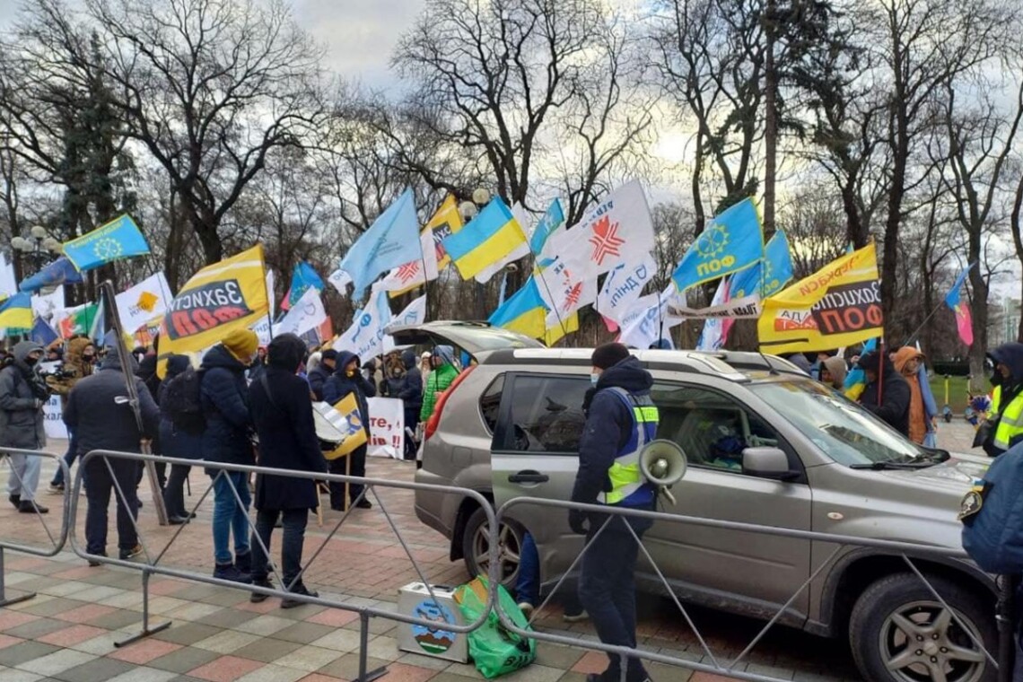 У Києві сьогодні, 30 листопада, біля Верховної ради триває мітинг підприємців – зібралося понад 200 осіб.