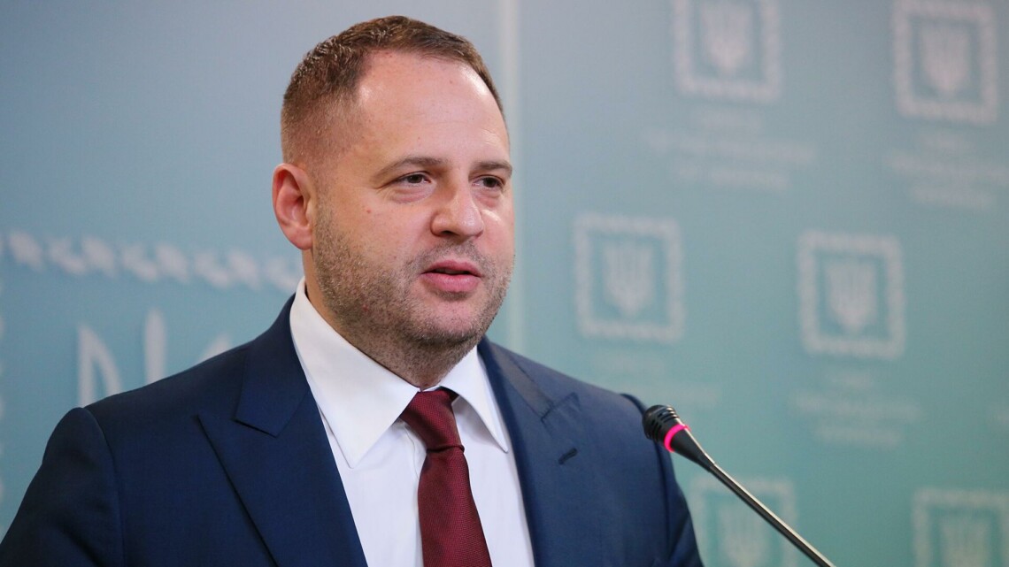 Глава Офиса президента Андрей Ермак перераспределил обязанности между своими заместителями, расширив полномочия Олега Татарова.