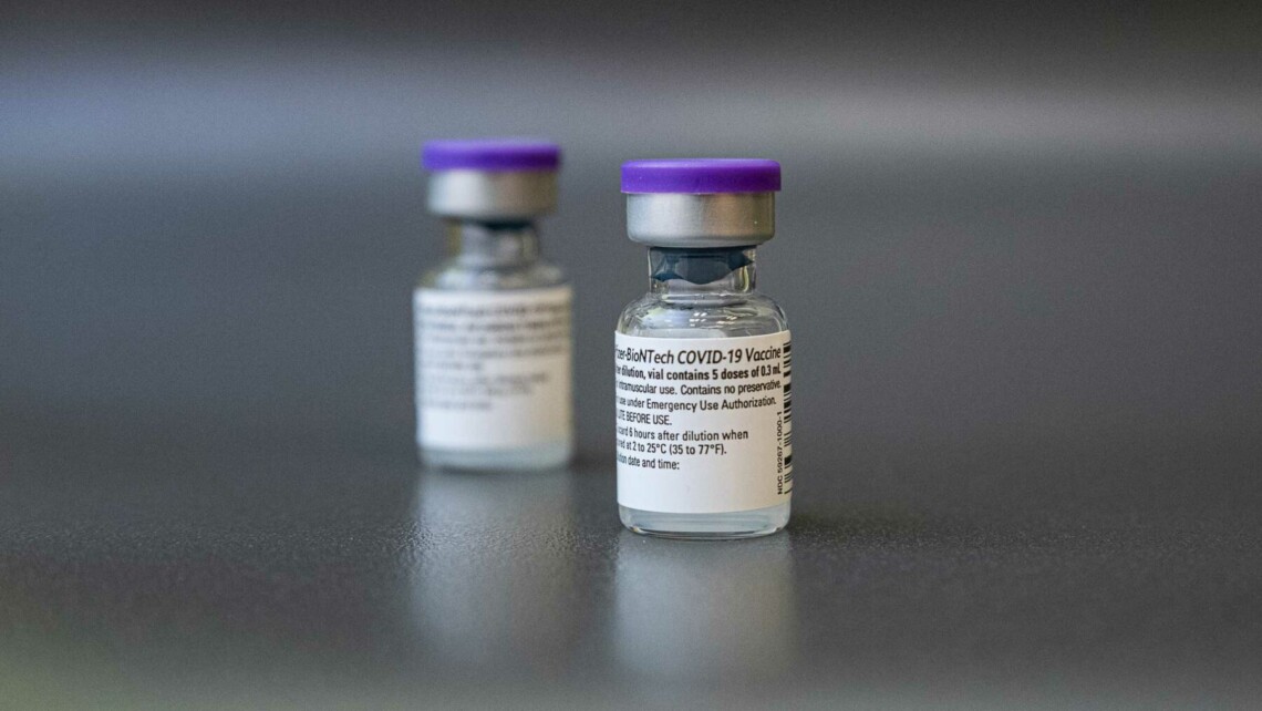 У BioNTech запевнили, що вакцинація забезпечує захист від коронавірусу на кількох рівнях: перший рівень – це антитіла, а другий – імунні клітини.