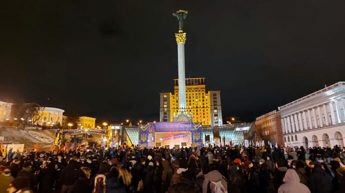 Сьогодні увечері, 1 грудня, у центрі столиці на Майдані Незалежності о 19.00 розпочалася акція «Захист Україну – зупини переворот!».