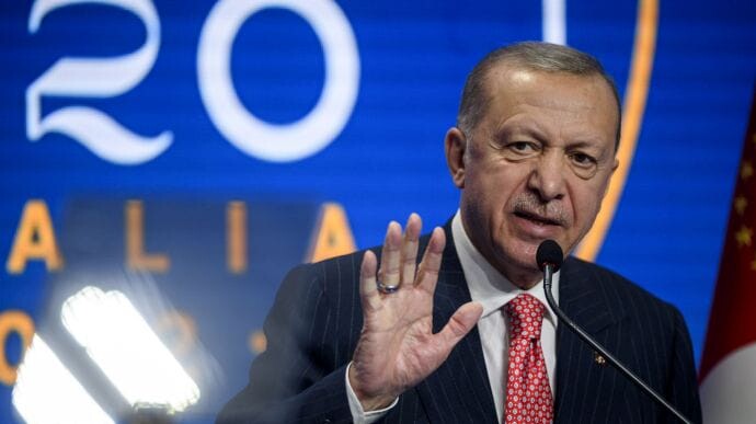 Также президент Эрдоган уволил главу Центробанка Турции. Такое решение было принято также на фоне рекордного обвала курса турецкой лиры.