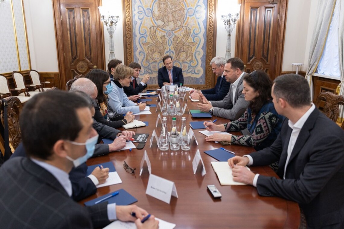 Глава Офиса президента Украины Андрей Ермак обсудил с послами G7 и Европейского Союза ситуацию с безопасностью у границ Украины и Донбасс.