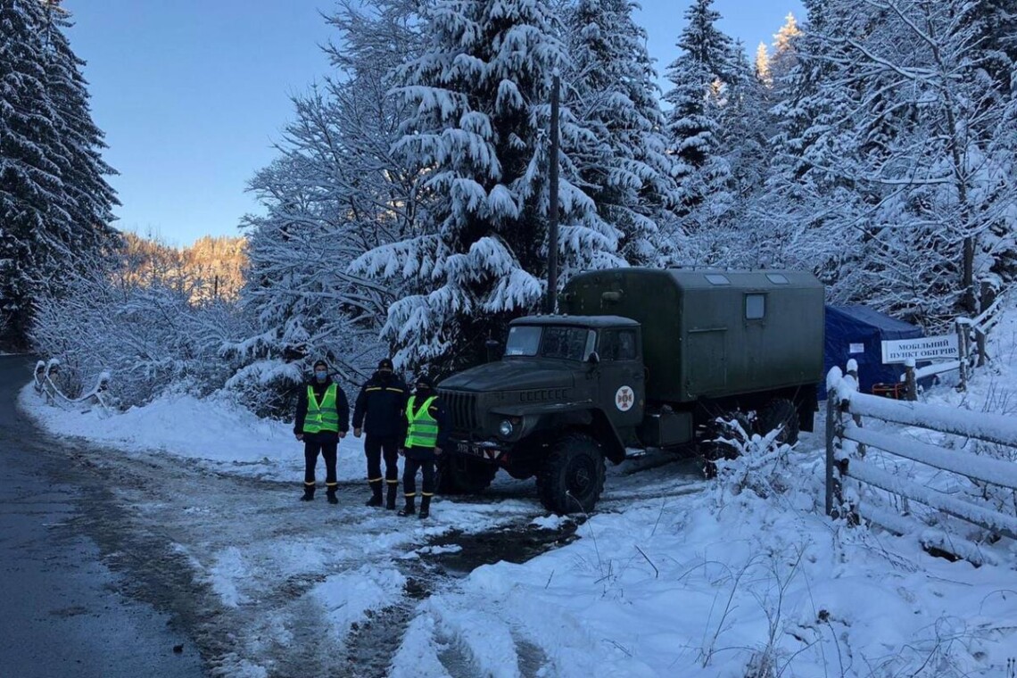 Из-за сильного мороза и снегопадов в Карпатских горах спасатели развернули мобильные пункты обогрева на четырех перевалах.