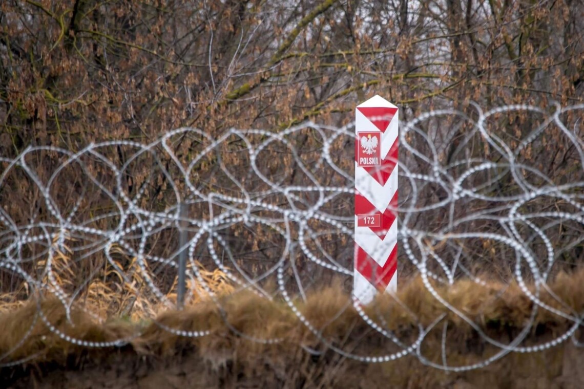 Польські прикордонники затримали чотирьох іноземців за підозрою у пособництві у перетині кордонну незаконним мігрантам на кордоні з Білоруссю. Серед них є українці.