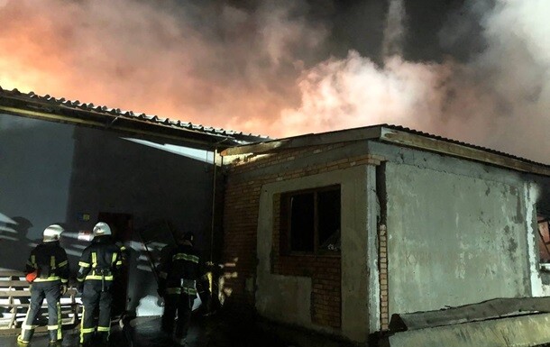 У Вінниці в ніч із 3 на 4 грудня рятувальники ліквідували масштабну пожежу складських приміщень на вулиці Успенського.