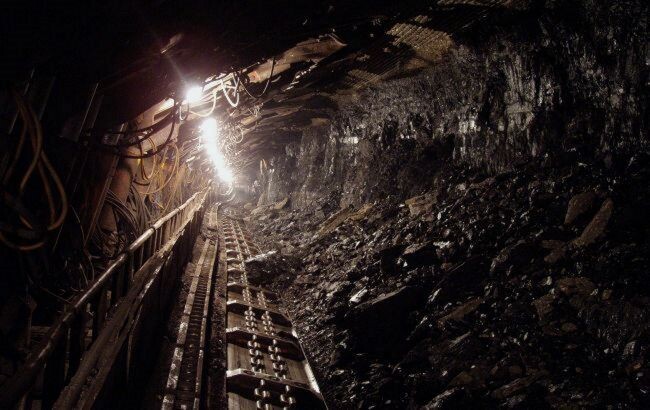 Подземные толчки произошли около 09:00 по местному времени, которые вызвали обрушение породы. В этот момент в шахте на глубине 780 метров находились семь горняков.