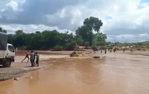 У Кенії автобус із туристам упав у річку при спробі переїхати по затопленому водою мосту. В результаті 23 особи загинули.
