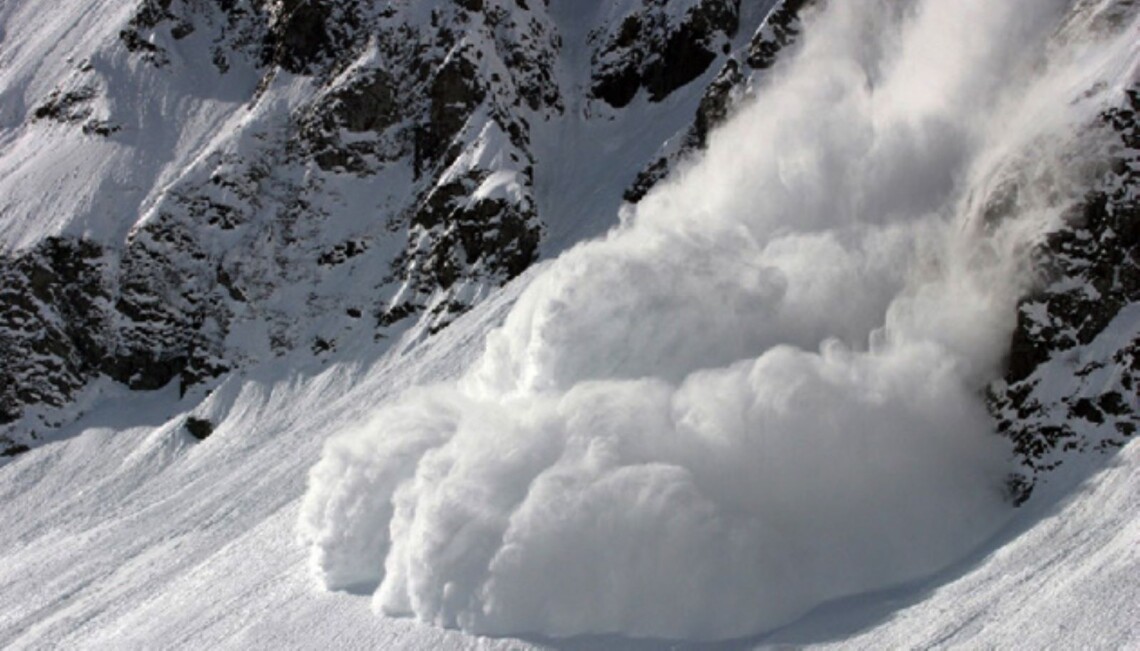 В горах центральной Австрии снежная лавина накрыла группу лыжников. Под снегом оказались 8 человек, трое из них погибли.