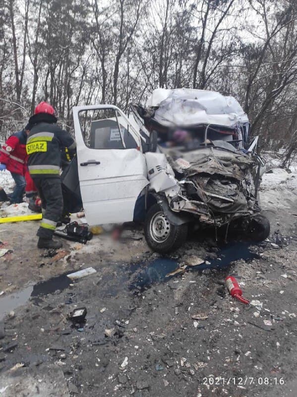 Во вторник, 7 декабря, в Черниговской области произошло ДТП, в результате которого погибли 10 человек, еще семеро пострадали.