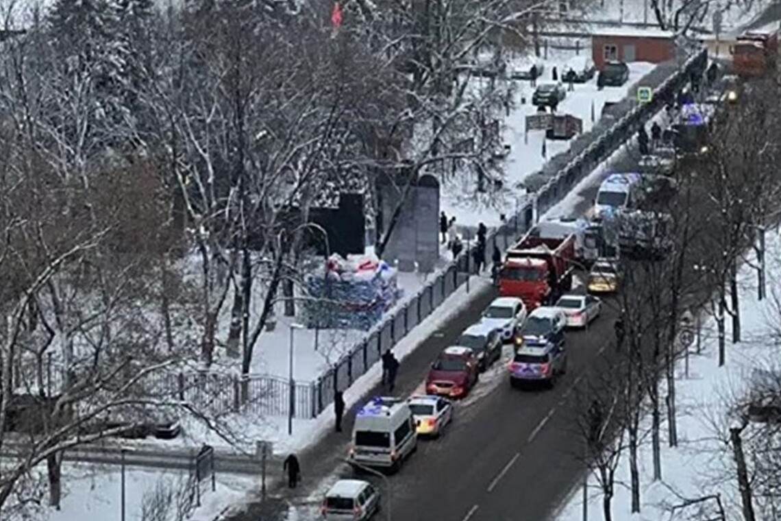 В Москве в МФЦ Рязанский мужчина устроил стрельбу после просьбы охранника надеть маску. Погибли два человека.