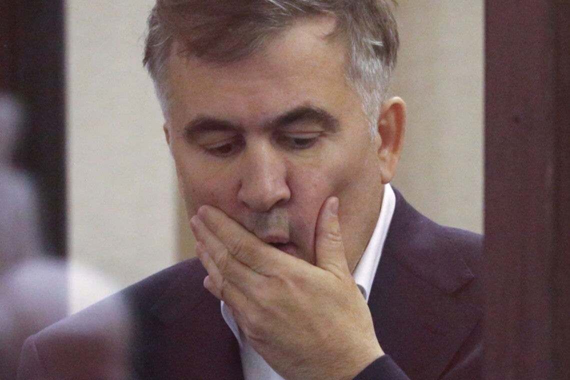Саакашвили в военном госпитале в Грузии добился включения телевизора и продолжил лечение, сообщил его адвокат.