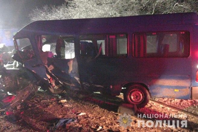 Сьогодні ввечері на Тернопіллі сталася аварія за участю пасажирського маршрутного автобуса та легкового автомобіля, внаслідок якої постраждало попередньо 9 пасажирів.
