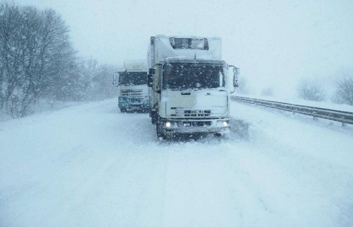 На Івано-Франківщині обмежили рух вантажівок через негоду. Зараз на дорогах – сніг та ожеледь.