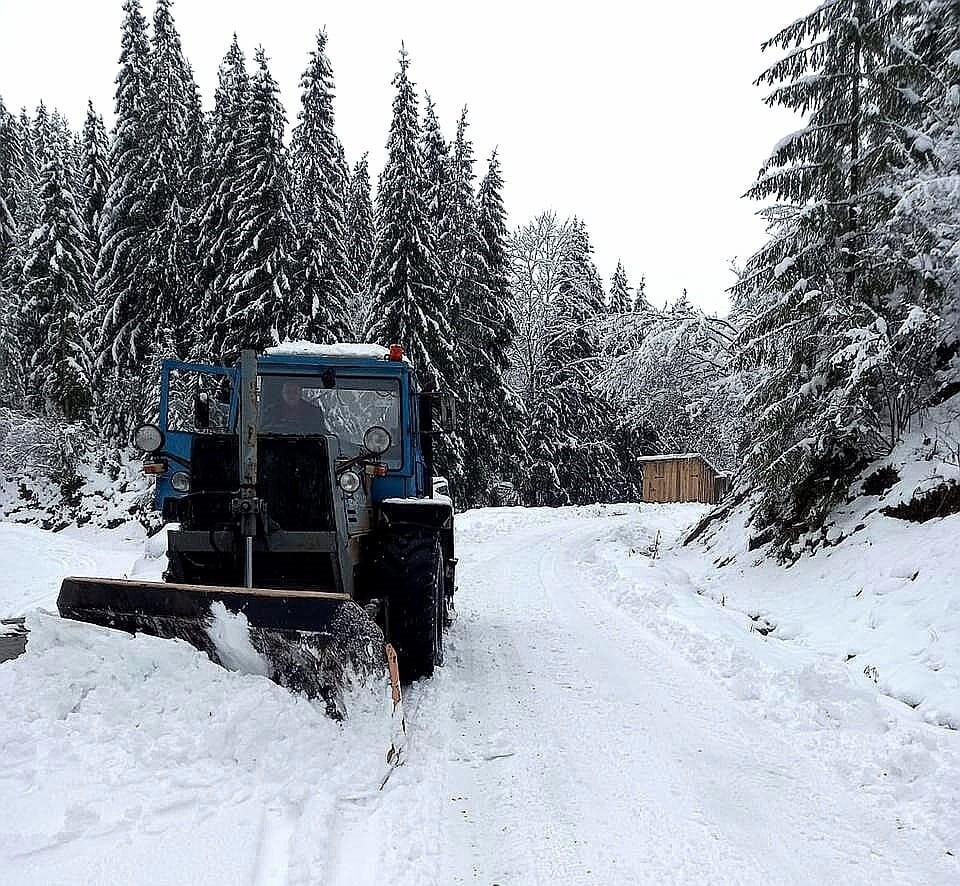 На Івано-Франківщині через лавину стався сніговий зсув. Рух авто на дорозі тимчасово заблоковано.