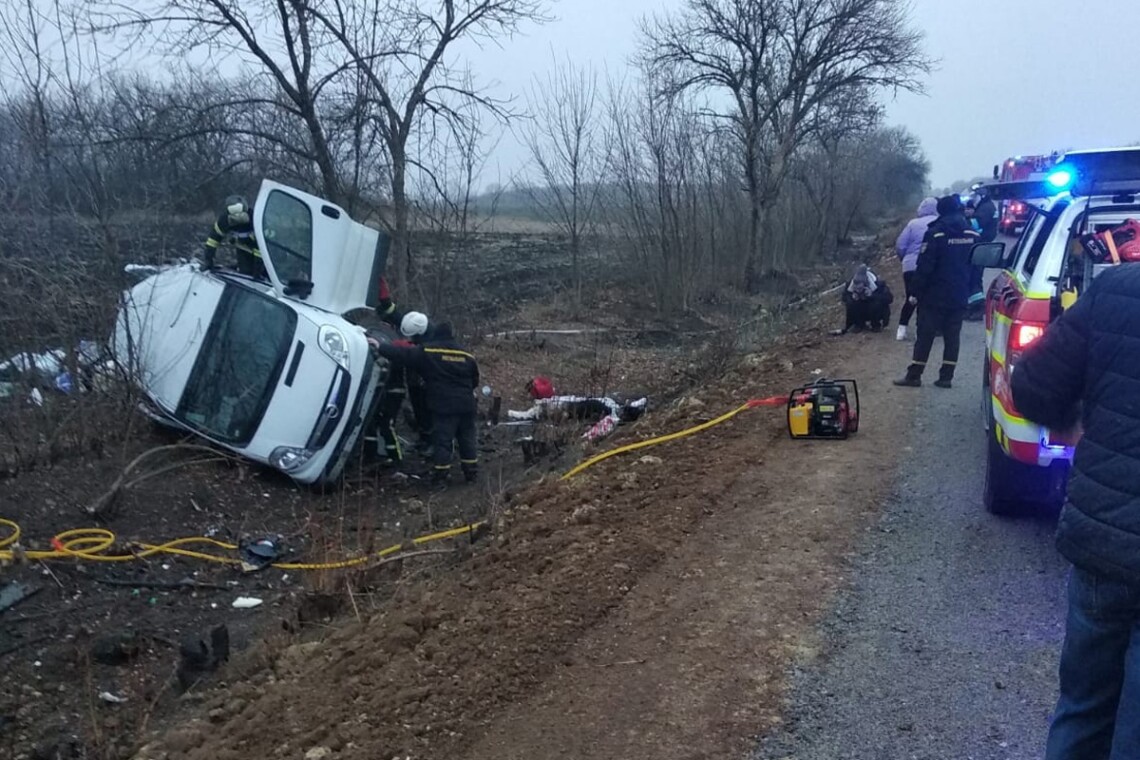 Біля села Оріхове Луганської області перекинувся пасажирський мікроавтобус, загинула одна людина.