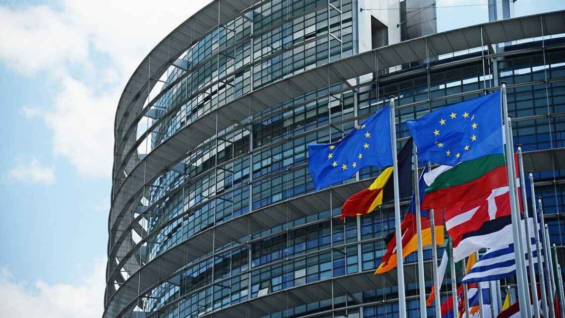 Сьогодні в Європарламенті ухвалили резолюцію щодо ситуації на кордонах України. У документі країни ЄС закликали підготуватися до запровадження суворих санкцій проти Росії у разі ескалації.