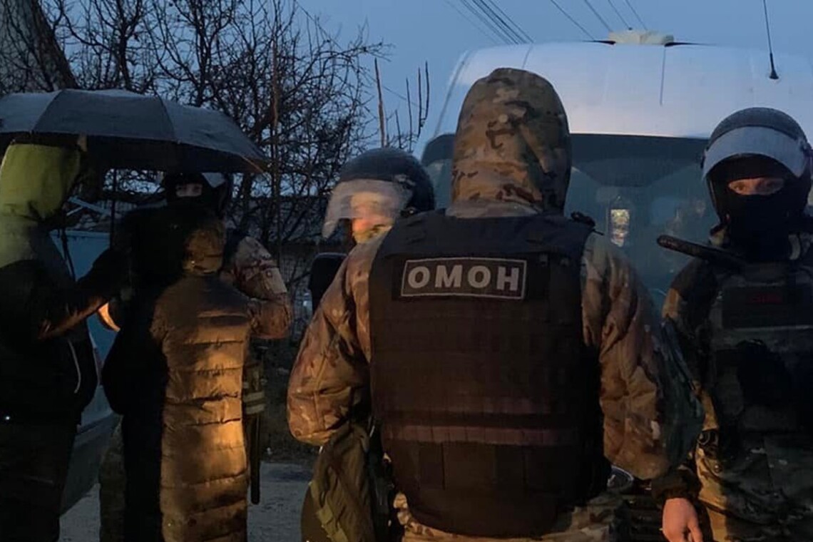 В анексованому Криму силовики 17 грудня провели обшуки у татарина Нарімана Аметова. Його затримали.
