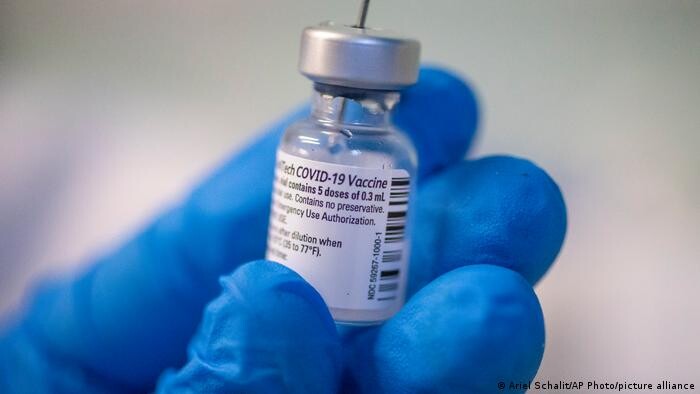 Компания Pfizer-BioNTech планирует оценить третью дозу своей вакцины для детей от 5 до 12 лет.