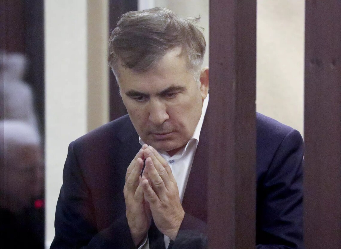 У бывшего президента Грузии Михаила Саакашвили наблюдаются эпизоды потери памяти из-за насилия и пыток, которым он подвергся в Глданской тюрьме.