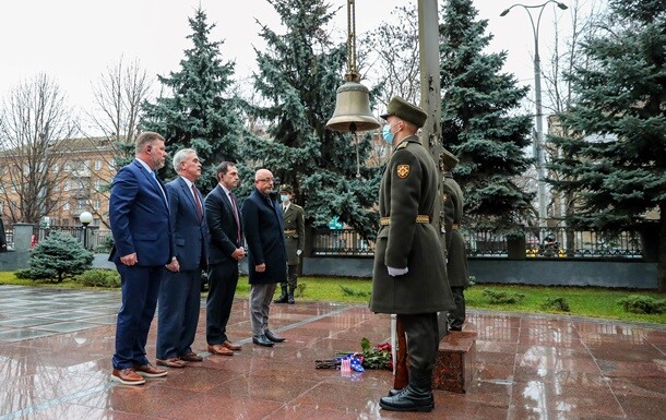 В воскресенье, 19 декабря, Украину посетила делегация Конгресса США для обсуждения военного наращивания российских войск вокруг страны.