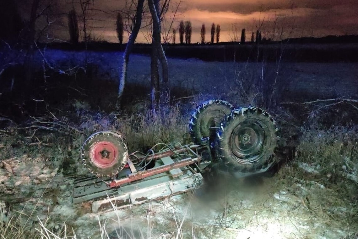 У Броварському районі Київської області сталася ДТП - трактор з'їхав у кювет та перекинувся.
