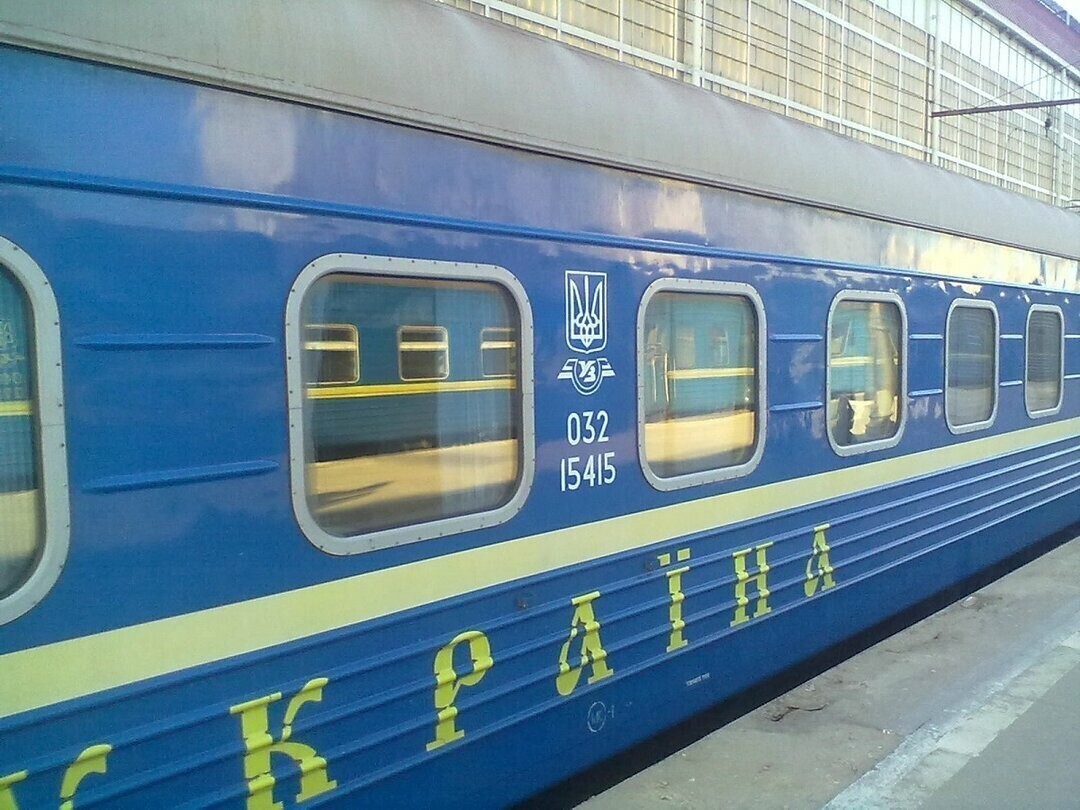 В Украине задерживаются пять пассажирских поездов. Отставание от графика от 40 минут до почти 3 часов.