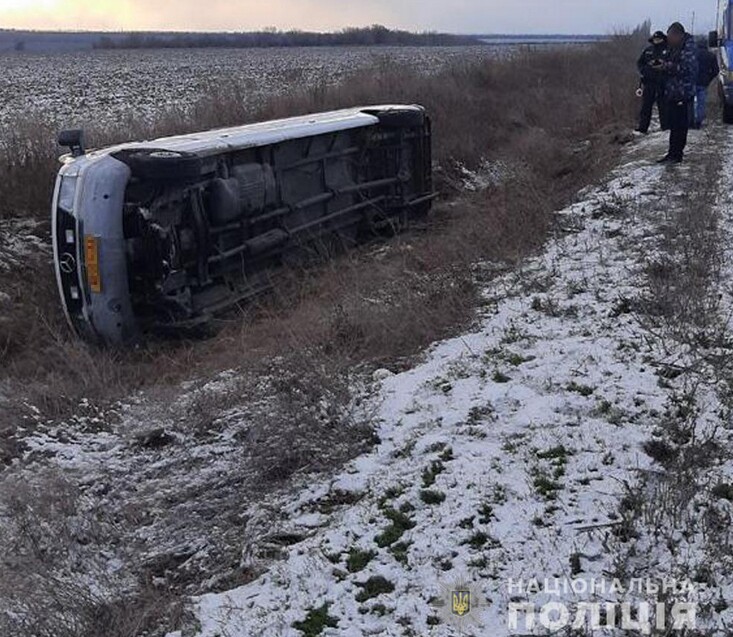 В Запорожской области перевернулся микроавтобус, в котором ехали подростки-спортсмены. В больницу с травмой головы обратился только тренер.