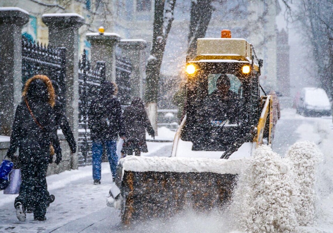 У найближчі декілька днів у Києві очікуються снігопади. У зв'язку з цим у КМДА закликали мешканців користуватися громадським транспортом та не виїжджати на своїх автомобілях.