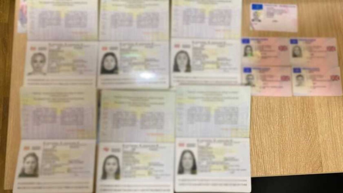 На границе таможенникам удалось перехватить гражданина Молдовы, который вез в Россию поддельные документы.