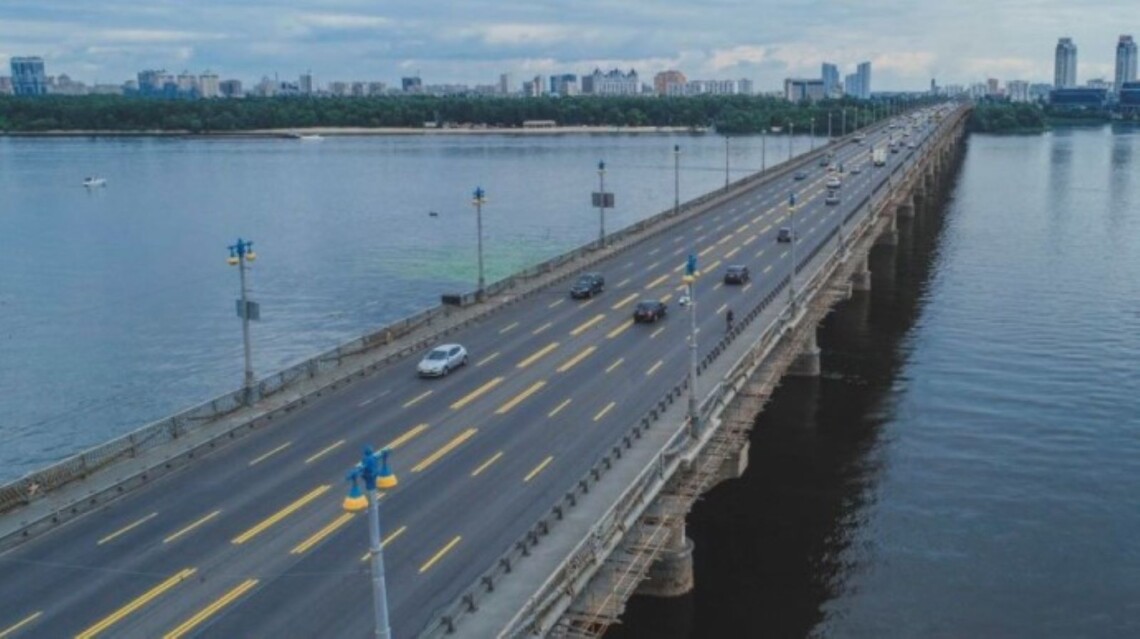 У Києві, до поліції надійшла інформація про можливе замінування мосту Патона. Правоохоронці перекрили рух та шукають вибухівку.