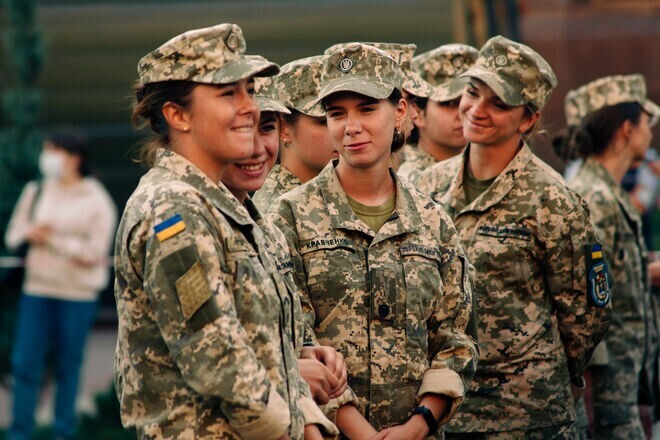 Жінки багатьох спеціальностей будуть зобов'язані стати на військовий облік. При цьому, головнокомандувач ЗСУ запевнив, що навчання жінки відбуватимуть виключно за бажанням.