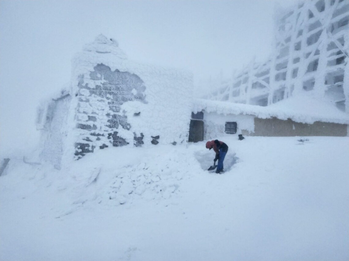 Украинские Карпаты засыпало снегом, намело около двух метров. Специалисты советуют избегать походов в горы.