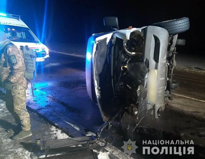 На трассе Одесса-Николаев произошла авария с участием микроавтобуса Mercedes и автомобиля BMW. В салоне маршрутки находились 11 пассажиров.