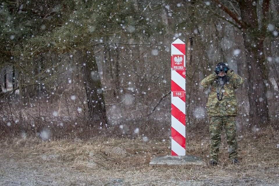 Несколько десятков человек пытались прорваться силой через польско-белорусскую границу. Об этом сообщает пограничная служба Польши в Twitter.