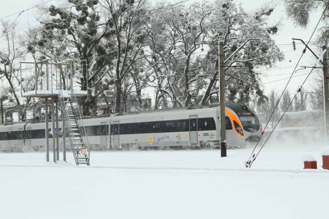 В Украину зашел мощный циклон, который спровоцировал штормовой ветер, метель и снег до 20 сантиметров. Из-за этого поезда курсируют с задержкой.