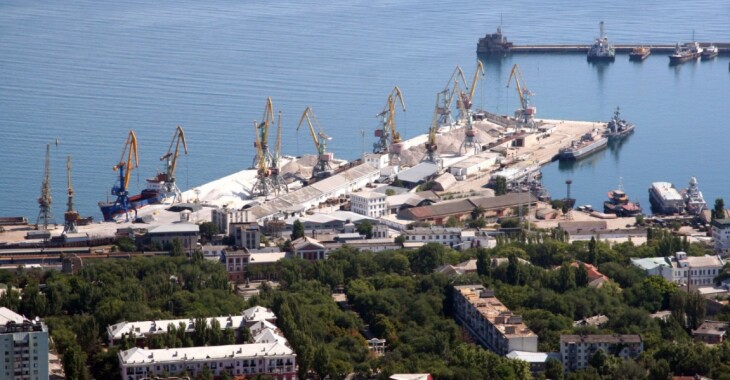 Окупанти Кримського півострова передали два морські порти в Керчі та у Феодосії до федеральної власності Росії.
