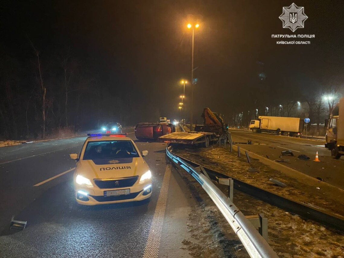 В четверг, 30 декабря, на трассе Киев-Чоп произошло ДТП с участием грузовика и эвакуатора. Движение левыми полосами перекрыто в обоих направлениях.