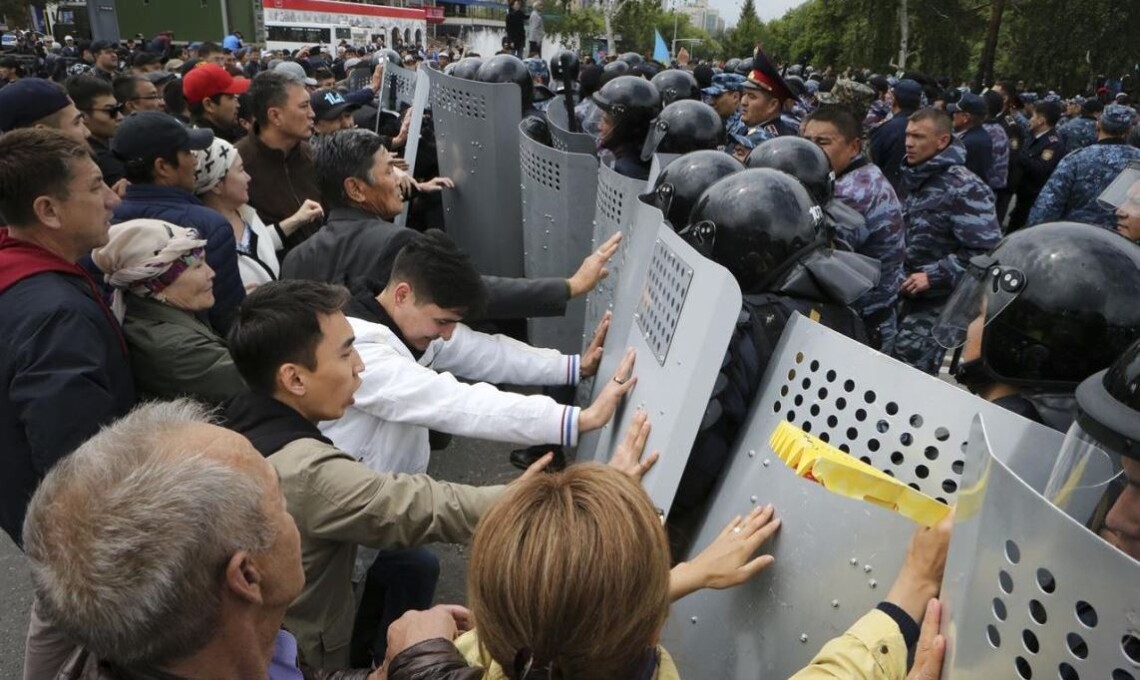 Казахстанська поліція перекривала шляхи мітингувальникам, і активно застосовувала силу для розгону демонстрації, проте заарештовувала тільки чоловіків