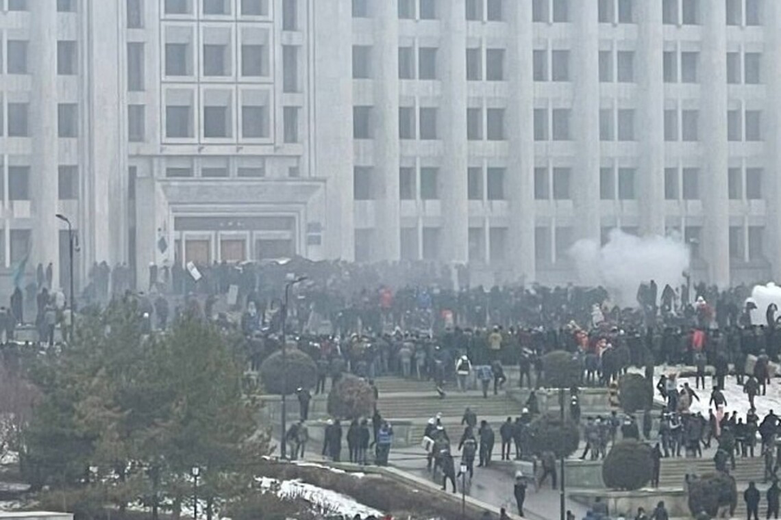 Штурм администрации в Алматы 5 января.  Митингующие ворвались в здание. В администрации вспыхнул пожар. На улице раздаются выстрелы.
