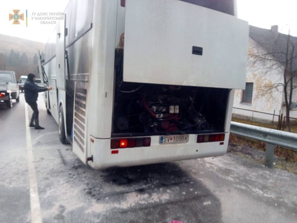 На Закарпатье в селе Нижние Ворота Мукачевского района в среду, 5 января, во время движения загорелся рейсовый автобус, в салоне которого находились 50 туристов.