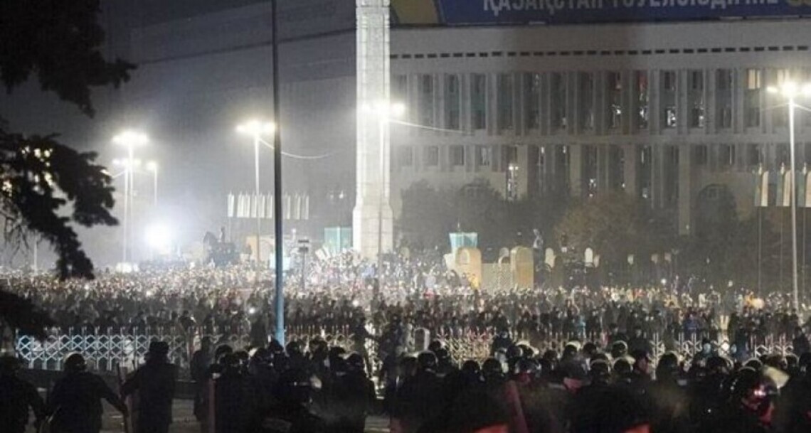 Основные бои протестующих с военными и спецназом развернулись в западной части Алматы. Со вчерашнего вечера в городе находятся военные подразделения