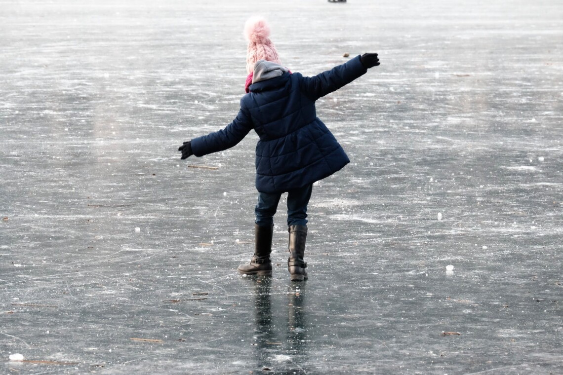 В Днепропетровской области двое детей провалились в воду во время прогулки на замерзшем заливе. А на Прикарпатье чуть не тонул рыбак.