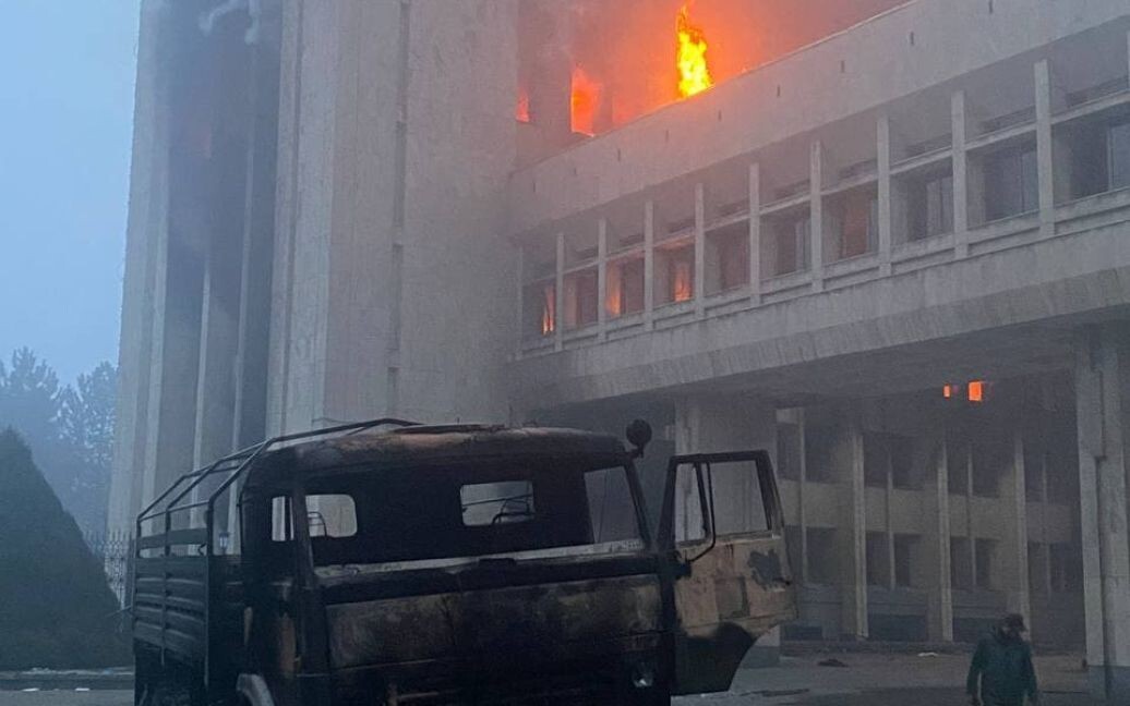 У Алмати знову чутно постріли та вибухи. МВС Казахстану повідомило про оперативні заходи щодо виявлення та затримання злочинців.
