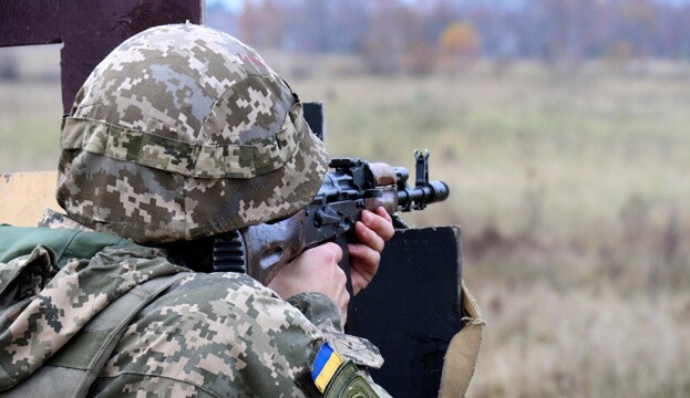 У суботу, 8 січня, збройні формування РФ шість разів порушили режим тиші на Донбасі. Через ворожі дії  військовий отримав поранення.