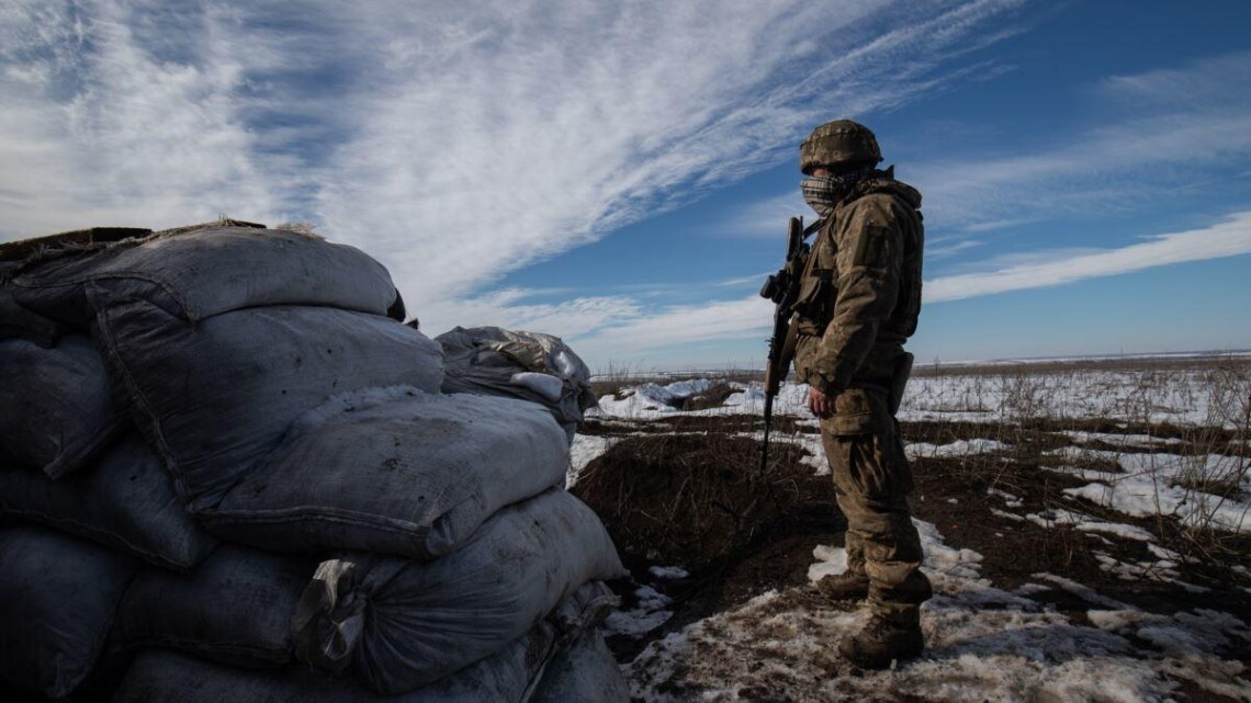 На Донбасі з початку поточної доби понеділка, 10 січня, бойовики двічі відкривали вогонь. Внаслідок підриву на міні загинули двоє українських військових.