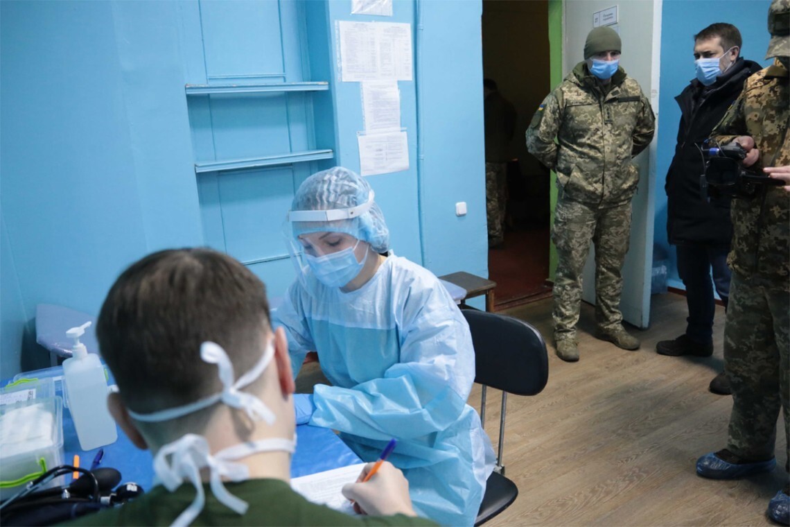 Міністр оборони Олексій Резніков доручив опрацювати питання бустерної вакцинації для українських військових.