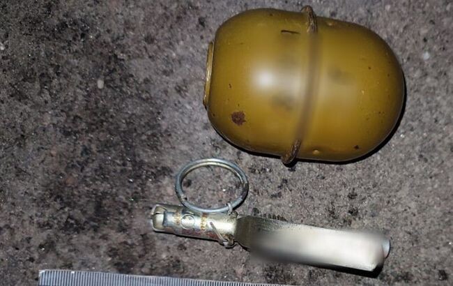 Мужчину задержали, полиция устанавливает происхождение гранаты, открыто уголовное дело по факту ношения боевых припасов без разрежения.