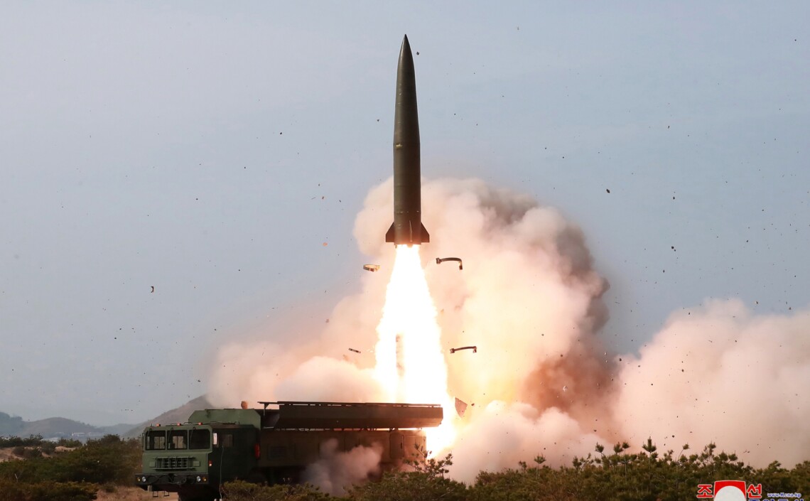 Запущенная северокорейскими военными ракета успешно пролетела тысячу километров и поразила учебную цель