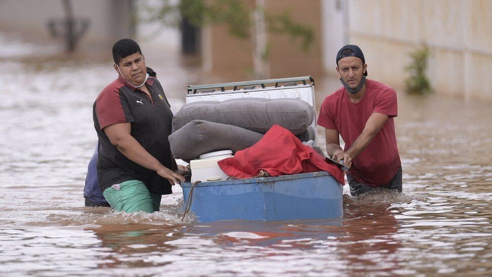 На юго-востоке Бразилии ливни привели к оползням и наводнению. Более 28 тысяч человек покинули свои дома, чтобы эвакуироваться в безопасное место.