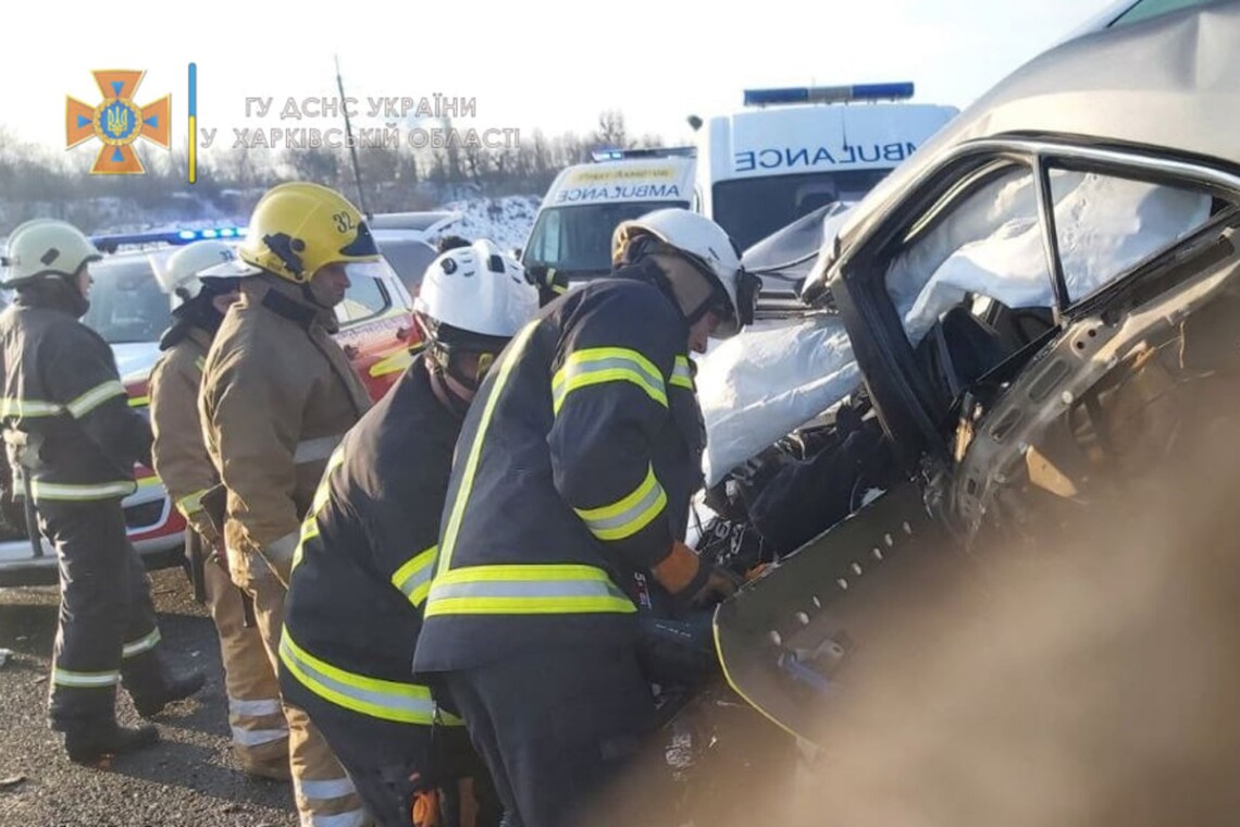 Двое маленьких детей, которые пострадали в жуткой аварии на окружной дороге в Харькове 12 января, сейчас находятся в больнице с тяжелыми травмами.